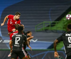 epaselect epa08613560 Bayern Munich's Robert Lewandowski (L) heads for the third goal against Lyon during the UEFA Champions League semi final match held at Jose Alvalade Stadium in Lisbon, Portugal, 19 August 2020.  EPA/JOSE SENA GOULAO