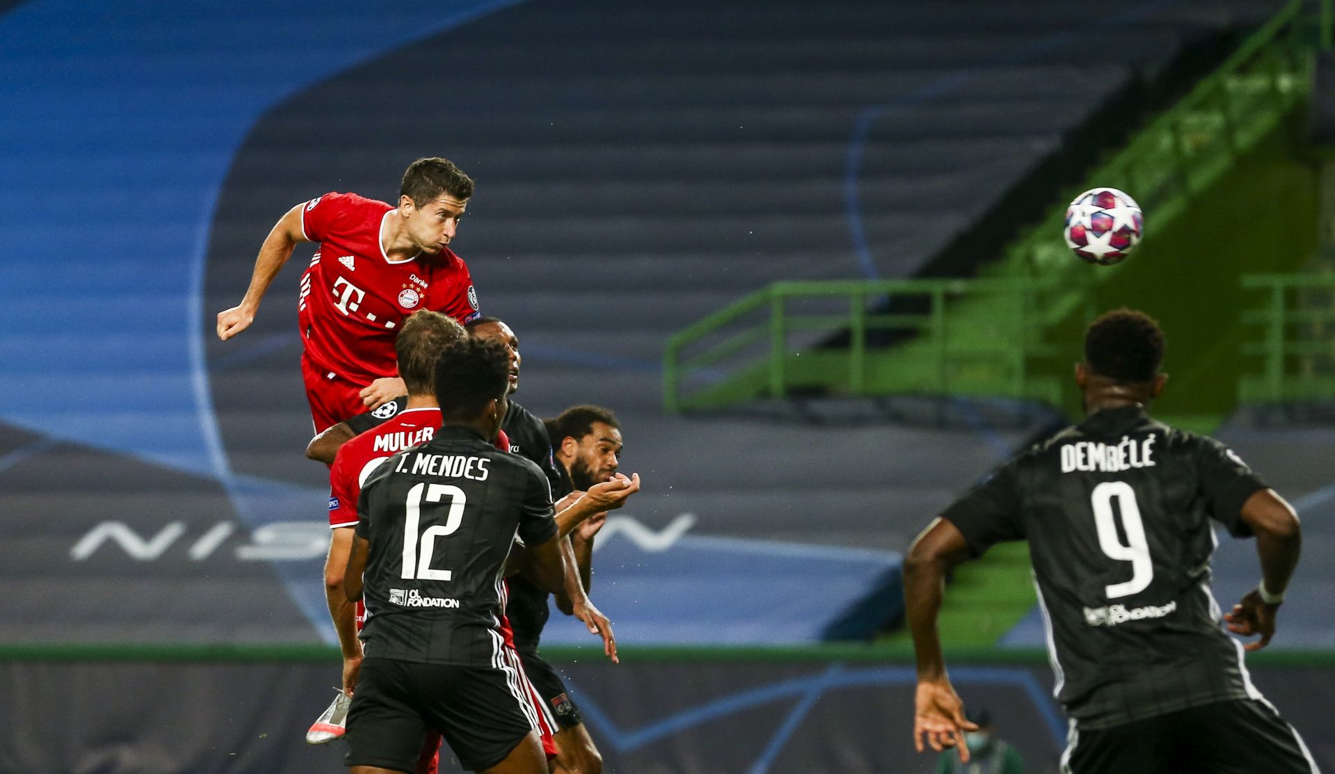 epaselect epa08613560 Bayern Munich's Robert Lewandowski (L) heads for the third goal against Lyon during the UEFA Champions League semi final match held at Jose Alvalade Stadium in Lisbon, Portugal, 19 August 2020.  EPA/JOSE SENA GOULAO
