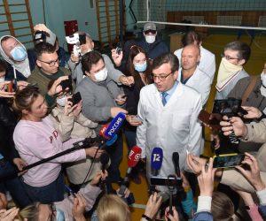 epa08615845 A chief doctor of  the Emergency medical care hospital -1 of Omsk Alexander Murakhovsky (C)  talks to the media after council with Moscow specialists on Navalny case in Omsk , Russia, 21 August 2020. Alexei Navalny was placed in the hospital after he felt bad on board of a plane on his way from Tomsk to Moscow. The flight was interrupted and after landing in Omsk the opposition activist Alexei Navalny was delivered to the hospital with a suspicion on a toxic poisoning.The hospital management denies possibility of transportation Navalny to German hospital due to his unstable condition.  EPA/MAXIM KARMAYEV