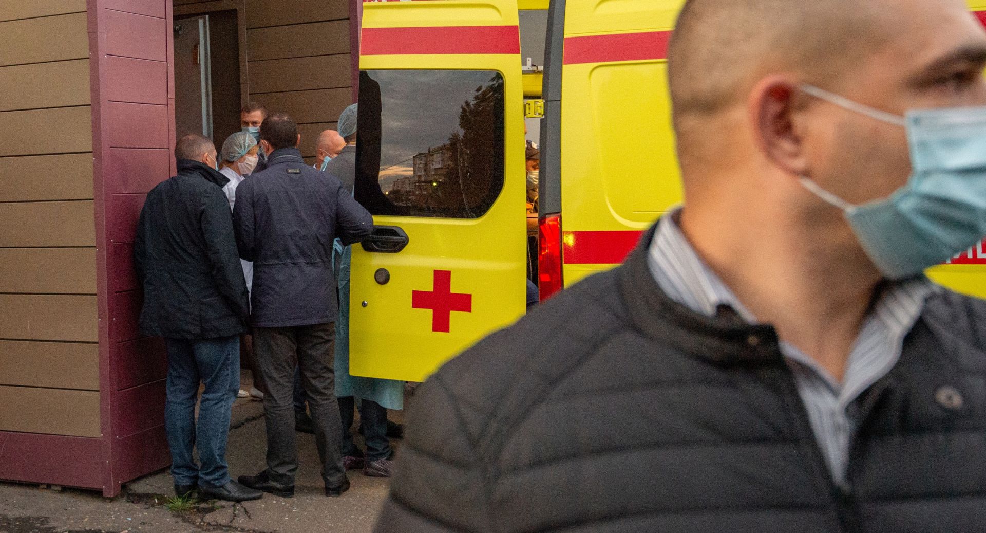 epa08617587 Russian medics put opposition politician Alexei Navalny into an ambulance car to transport him from an emergency care hospital to an airport, in Omsk, Russia, 22 August 2020. Opposition leader Alexei Navalny was placed in the hospital after he fell ill on board a plane on his way from Tomsk to Moscow. The flight was interrupted and after landing in Omsk the opposition activist Alexei Navalny was delivered to the hospital with a suspicion of toxic poisoning. His treatment will be continued in German clinic Charirite after demands of his relatives.  EPA/MAXIM KARMAYEV