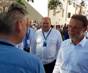 Barban, 23.08.2020 - Odravanje 45. viteko-konjièke manifestacije "Trke na prstenac" koja se prvi puta odrala 1696., obnovljena je 1976 a danas ima svojstvo nematerijalnog kulturnog dobra i upisana je u Registar kulturnih dobara RH  Listu zatiæenih kulturnih dobara. Na slici Boris Miletiæ i Gordan Jandrokoviæ. 
foto HINA/ Daniel SPONZA/ ik