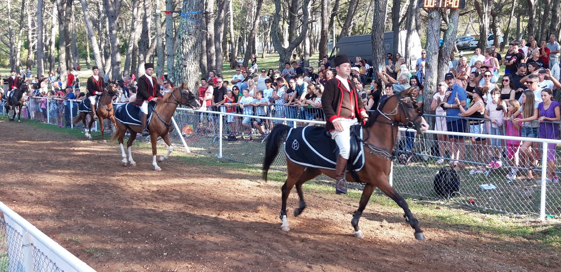 Barban, 23.08.2020 - Odravanje 45. viteko-konjièke manifestacije "Trke na prstenac" koja se prvi puta odrala 1696., obnovljena je 1976 a danas ima svojstvo nematerijalnog kulturnog dobra i upisana je u Registar kulturnih dobara RH  Listu zatiæenih kulturnih dobara. 
foto HINA/ Daniel SPONZA/ ik