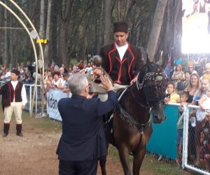 Barban, 23.08.2020 - Antonio Osip, 34-godinjak iz mjesta Draguzeti odnio je na konju Quartz pobjedu 45. obnovljene Trke na prstenac, koja je u nedjelju poslijepodne odrana u Barbanu. 
foto HINA/ Daniel SPONZA/ ik