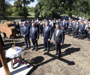 Plavno/Grubori, 25.8.2020. - Srpsko narodno vijeće (SNV) organizira komemoraciju za civilne žrtve rata ubijene tijekom i nakon Vojno redarstvene akcije Oluja. Komemoracija je započela u Plavnom pored križa postavljenog za žrtve cijelog sela Plavno.
foto HINA/ Mario STRMOTIĆ/ ml