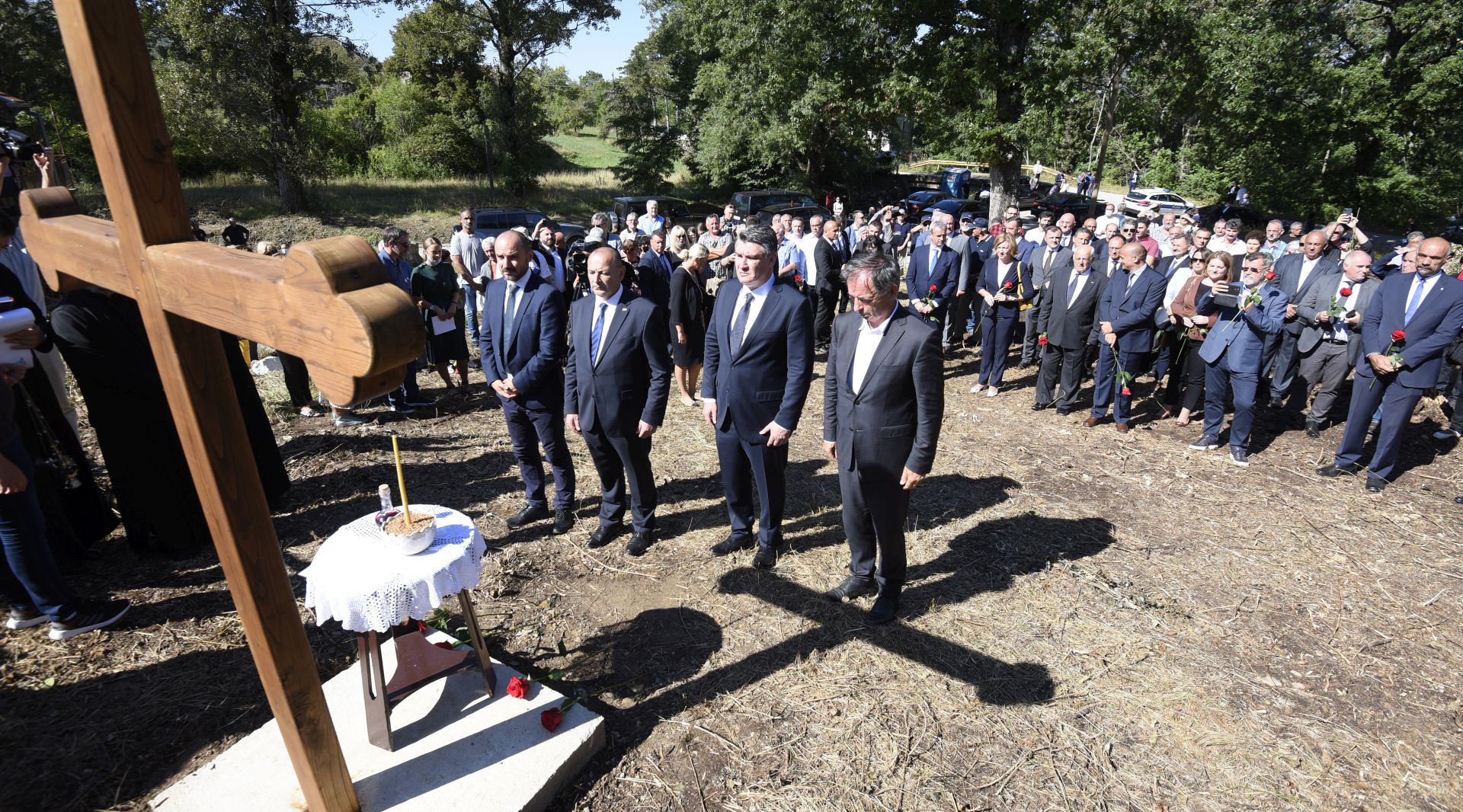 Plavno/Grubori, 25.8.2020. - Srpsko narodno vijeće (SNV) organizira komemoraciju za civilne žrtve rata ubijene tijekom i nakon Vojno redarstvene akcije Oluja. Komemoracija je započela u Plavnom pored križa postavljenog za žrtve cijelog sela Plavno.
foto HINA/ Mario STRMOTIĆ/ ml