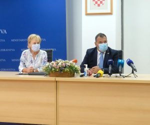 Zagreb, 25.08.2020. - U Ministarstvu zdravstva održao se sastanak na temu organizacije primarne zdravstvene zaštite.
Na fotografiji Anka Kvesić Jurišić, Ines Balint, Vili Beroš, Vikica Krolo.
foto HINA/ Edvard ŠUŠAK/ es