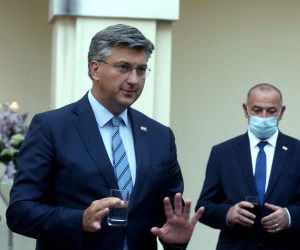 Zagreb, 26.8.2020 - Predsjednik Vlade Andrej Plenković organizirao je primanje za diplomatski zbor kojem su prisustvovali ministri u Vladi i predstavnici diplomatskog zbora u Hrvatskoj. Na slici Andrej Plenković i Tomo Medved.
Foto Hina Dario GRZELJ/ dag