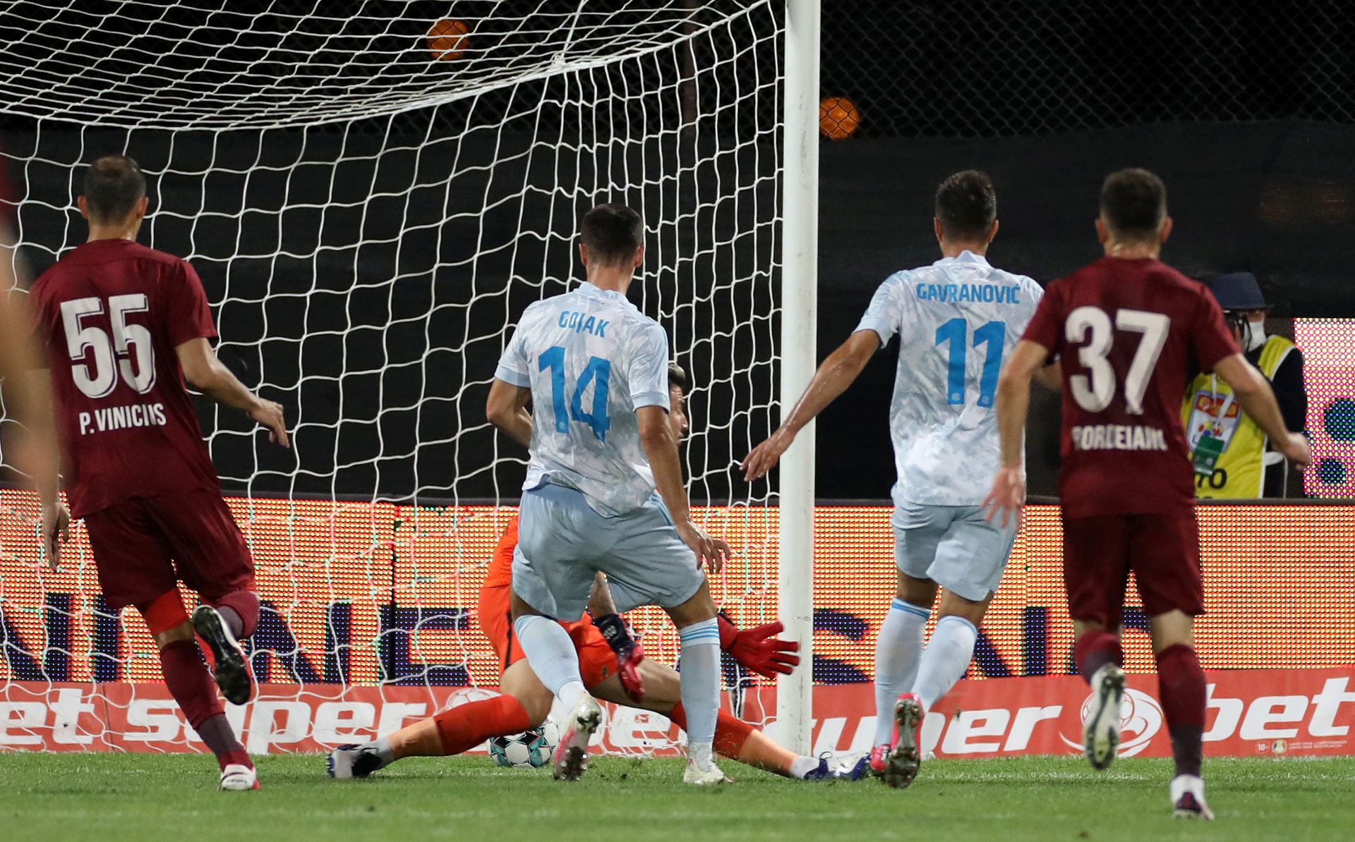 epa08627293 Amer Gojak of Dinamo Zagreb ( center-L), accompanied by his teammate Mario Gavranovic (center-R), scores the opening goal during the UEFA Champions League 2nd qualifying round soccer match between CFR Cluj and Dinamo Zagreb, in Cluj Napoca, Romania, 26 August 2020.  EPA/SEBASTIAN TATARU