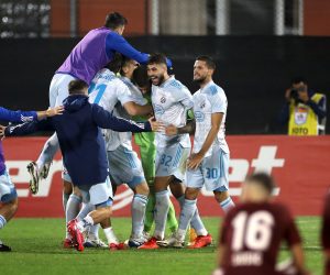 epa08627651 Dinamo Zagreb team reacts after winning UEFA Champions League 2nd qualifying round soccer match between CFR Cluj and Dinamo Zagreb, in Cluj Napoca, Romania, 26 August 2020. Dinamo Zagreb won on the penalty shoot out 6-5.  EPA/SEBASTIAN TATARU