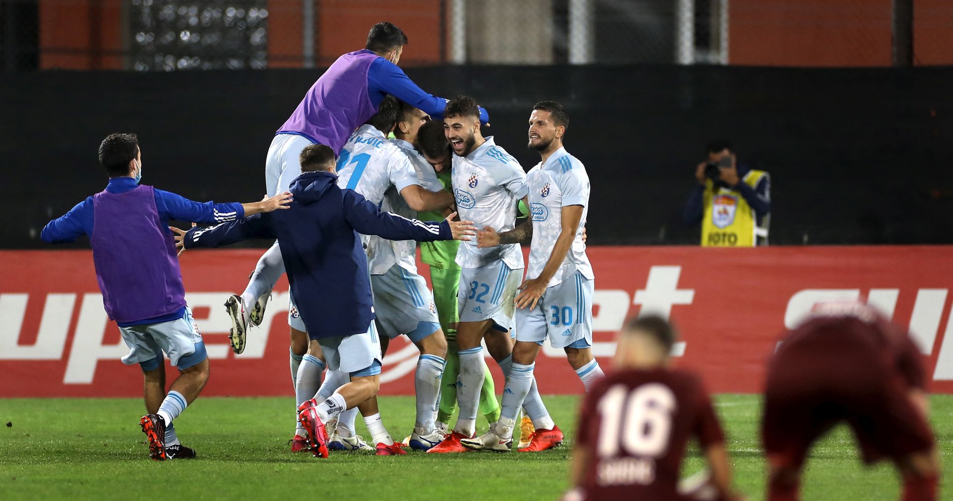 epa08627651 Dinamo Zagreb team reacts after winning UEFA Champions League 2nd qualifying round soccer match between CFR Cluj and Dinamo Zagreb, in Cluj Napoca, Romania, 26 August 2020. Dinamo Zagreb won on the penalty shoot out 6-5.  EPA/SEBASTIAN TATARU