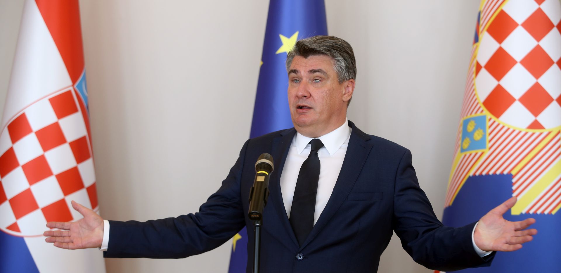 Zagreb, 28.08.2020 - Predsjednik Republike Hrvatske Zoran Milanovic odgovarao je na pitanja novinara o svom putu u Albaniju i padu BDP-a.
foto HINA/ Damir SENCAR/ ds