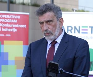 Zagreb, 28.08.2020. -  Potpisana su dva Ugovora o dodjeli bespovratnih sredstava za provedbu druge faze programa e-Škole " Razvoj sustava digitalno zrelih škola"(II. faza), ukupne vrijednosti više od 1,3 milijarde kuna. Potpisivanju su prisustvovali ministrica regionalnog razvoja i fondova Europske unije Nataša Tramišak, ministar znanosti i obrazovanja Radovan Fuchs, ministar rada, mirovinskoga sustava, obitelji i socijalne politike Josip Aladrović , ravnatelj Središnje agencije za financiranje i ugovaranje Tomislav Petric, ravnatelj Hrvatske akademske i istraživačke mreže - CARNET Goran Kezunović .Na slici Radovan Fuchs . foto HINA/ Tomislav PAVLEK/tp