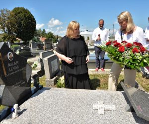 Gospiæ, 28.8.2020 - U povodu 20 obljetnice ubojstva hrvatskog branitelja i hakog svjedoka Milana Levara, Dokumenta-  Centar za suoèavanje s proloæu i Antifaistièka liga RH organizirali su u petak komemoraciju kojoj su nazoèili Levarova udovica Vesna Levar i njihov sin Leon. Na slici Vesna Levar i Vesna Tereliè. 
foto HINA/ Mladen VOLARIÆ/ ua
