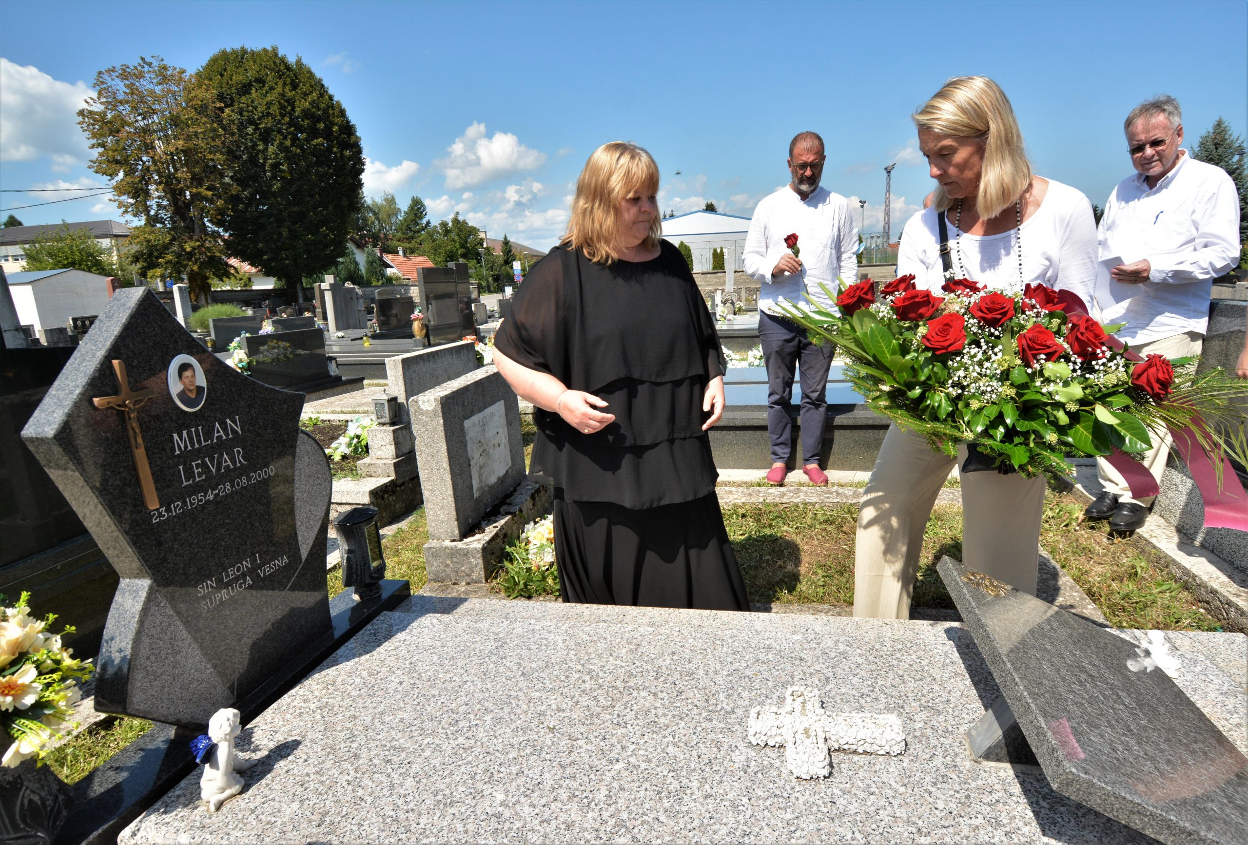 Gospiæ, 28.8.2020 - U povodu 20 obljetnice ubojstva hrvatskog branitelja i hakog svjedoka Milana Levara, Dokumenta-  Centar za suoèavanje s proloæu i Antifaistièka liga RH organizirali su u petak komemoraciju kojoj su nazoèili Levarova udovica Vesna Levar i njihov sin Leon. Na slici Vesna Levar i Vesna Tereliè. 
foto HINA/ Mladen VOLARIÆ/ ua