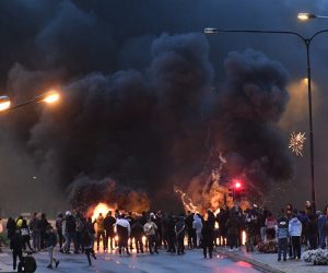 epaselect epa08632690 Smoke billows from burning tires, pallets and fireworks during riots of Police with few hundred protesters in the Rosengard neighbourhood of Malmo, Sweden, 28 August 2020. The protest was sparked by the burning of a coran by members of Danish far-right party Stram Kurs earlier in the day. The party's leader Rasmus Paludan was denied entry to Sweden to attand a protest on 28 August.  EPA/TT NEWS AGENCY SWEDEN OUT