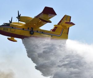Između Srime i Vodica planuo požar, vatrogascima pomaže kanader i air tractor 01.04.2019., Vodice - Zbog velikog pozara na podrucju Vodica koji uz kopnene snage gase i kanader te air tractor zatvorena je Jadranska magistrala. Photo: Hrvoje Jelavic/PIXSELL