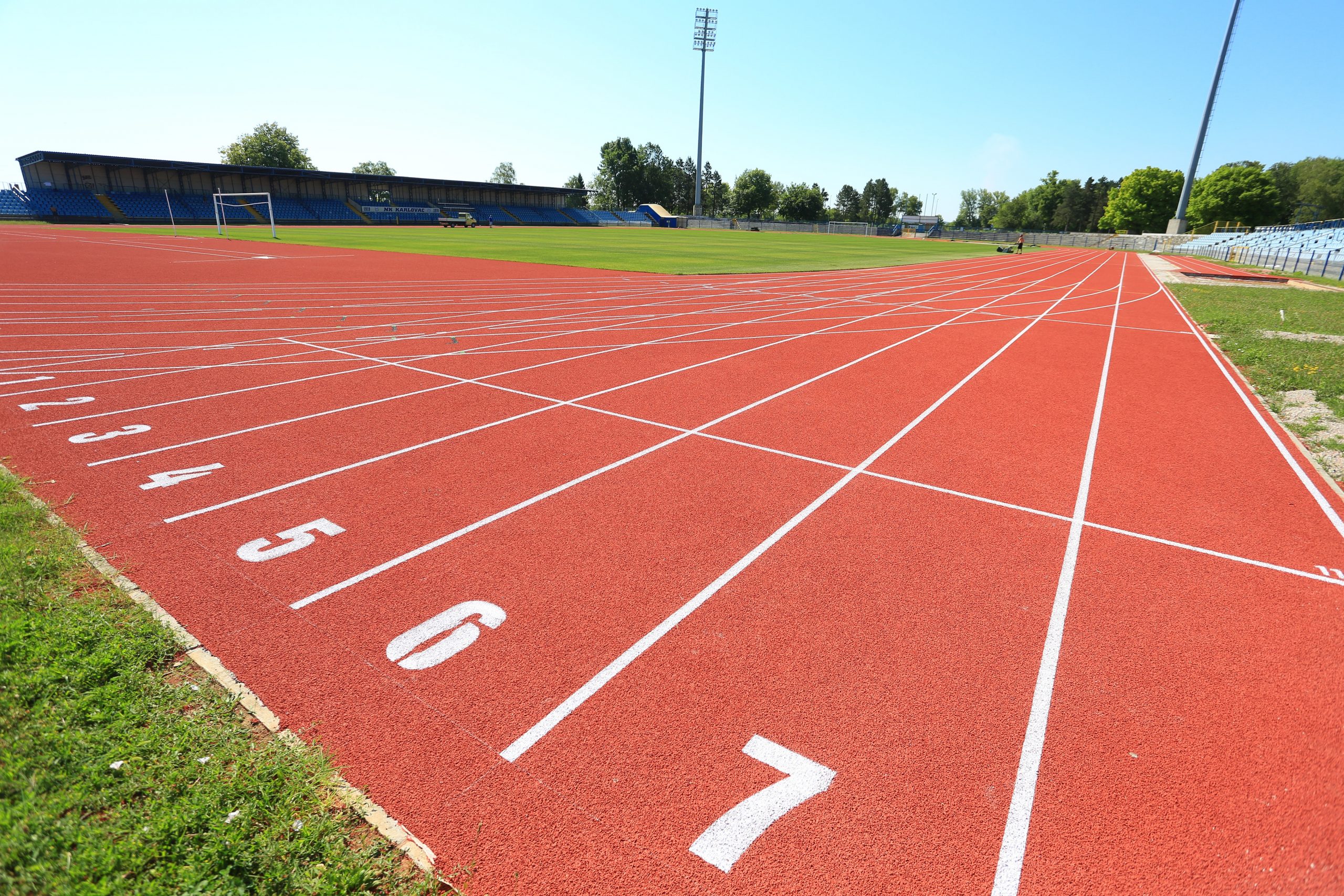 01.07.2020., Karlovac - Zavrsili su radovi na uredenju i obnovi travnjaka i atletske staze na stadionu Branko Cavlovic Cavlek. Ukupna vrijednost investicije je oko 7 milijuna kuna a sufinanciran sredstvima Grada Karlovca s Drzavnim uredom za sport i Hrvatskim nogometnim savezom.
Photo: Kristina Stedul Fabac/PIXSELL