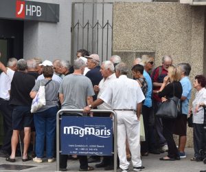 01.09.2018., Sibenik - Umirovljenici cekaju na otvaranje banke kako bi podigli mirovine. 
Photo: Hrvoje Jelavic/PIXSELL