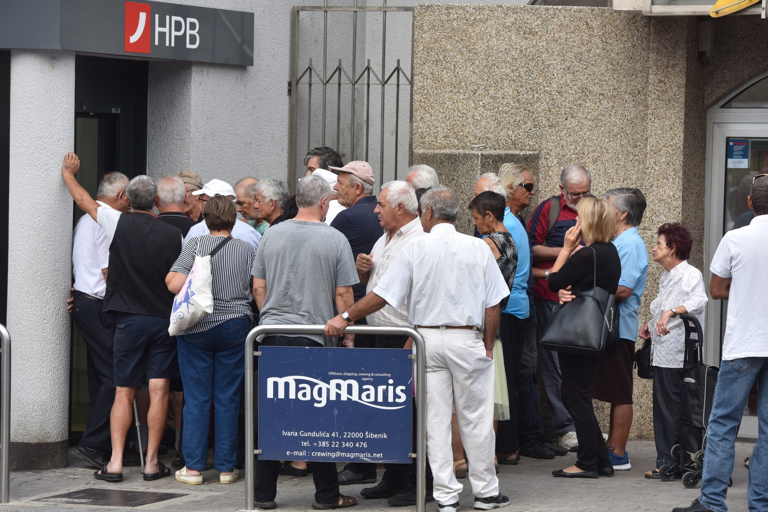 01.09.2018., Sibenik - Umirovljenici cekaju na otvaranje banke kako bi podigli mirovine. 
Photo: Hrvoje Jelavic/PIXSELL