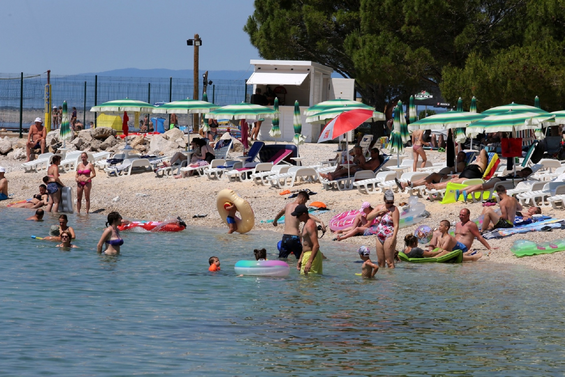 02.07.2019., Crikvenica - Kupaci na jednoj od gradskih plaza. 
Photo:Goran Kovacic/PIXSELL