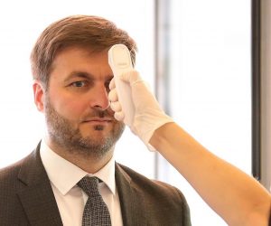 02.07.2020., Zagreb - Objava poziva za iskaz interesa zainteresiranim partnerima za razvoj i prodaju projekata obnovljivih izvora energije te predstavljanje suradnje s jedinicama lokalne samouprave na projektima suncanih elektrana. Predsjednik Uprave HEP-a Frane Barbaric i ministar zastite okolisa i energetike Tomislav Coric. 
Photo: Goran Stanzl/PIXSELL