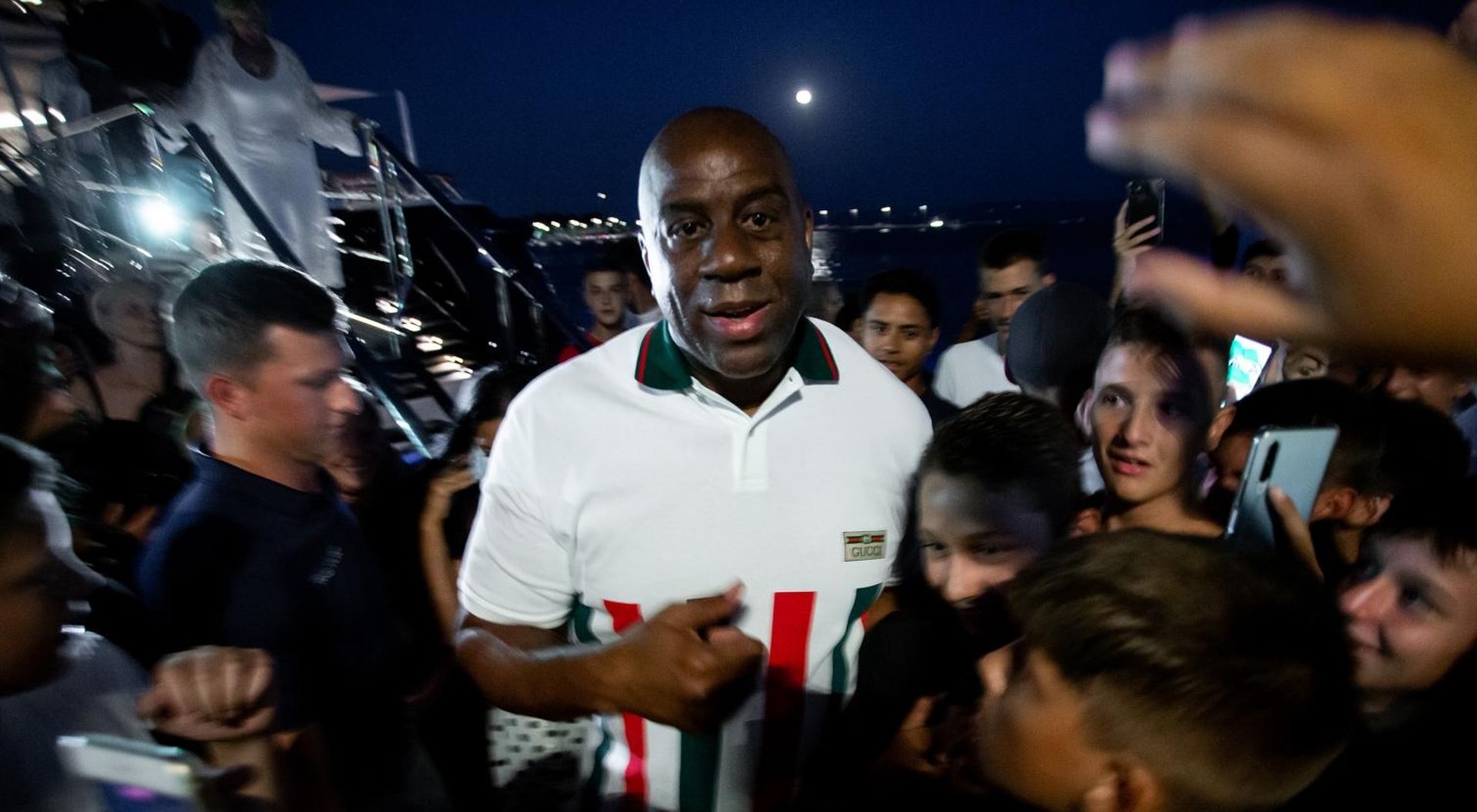 02.08.2020., Split - Magic Johnson izasao pred mnogobrojne okupljene fanove s kojima se fotografirao ispred jahte na kojoj boravi.Magic Johnson u Split je stigao na mega jahti Aquili dugoj 85,6 metara i vrijednoj oko 150 milijuna americkih dolara.
Photo: Milan Sabic/PIXSELL