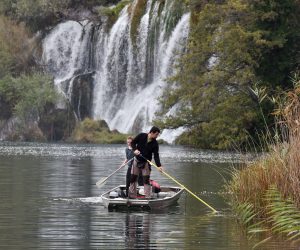Roški slap: Ciljana akcija izlovljavanja štuke 02.11.2018., Roski slap - Tridesetak ovlastenih ribolovaca sudjelovalo je u ciljanoj akciji izlovljavanja stuke (Esox Lucius), strane invazivne vrste na podrucju Nacionalnog parka Krka. 

Photo: Hrvoje Jelavic/PIXSELL