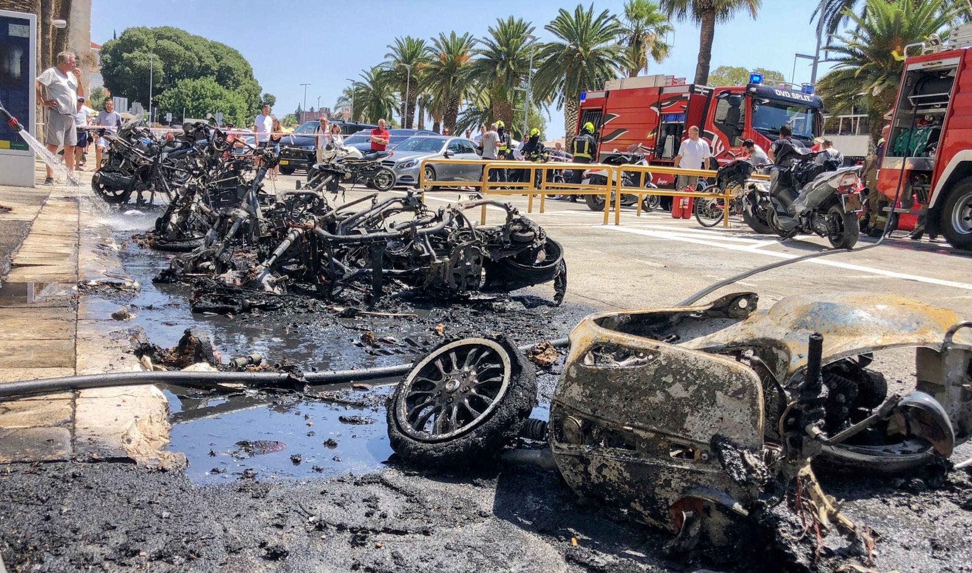 03.08.2020., Split - Vatrogasci vatrogasne postrojbe Split gase desetak zapaljenih motocikala na Rivi. Photo: Ivo Cagalj/PIXSELL