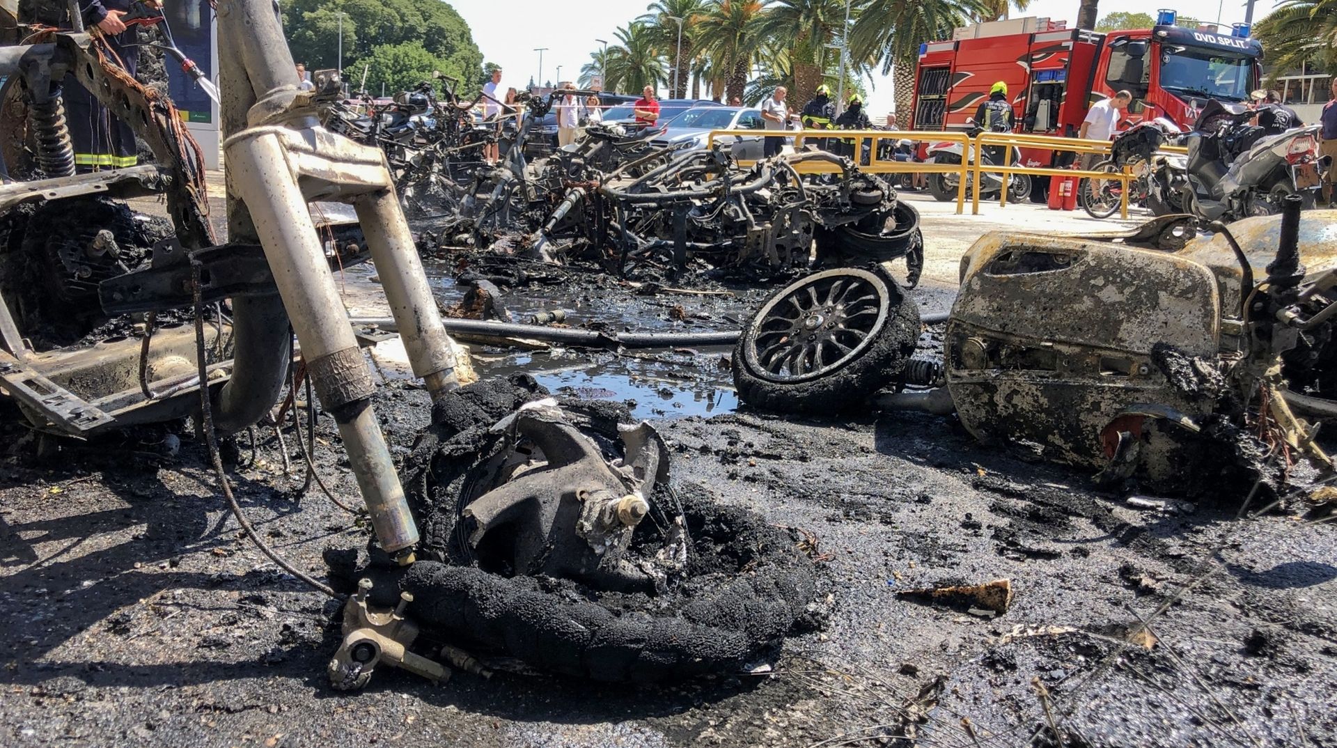 03.08.2020., Split - Vatrogasci vatrogasne postrojbe Split gase desetak zapaljenih motocikala na Rivi. Photo: Ivo Cagalj/PIXSELL