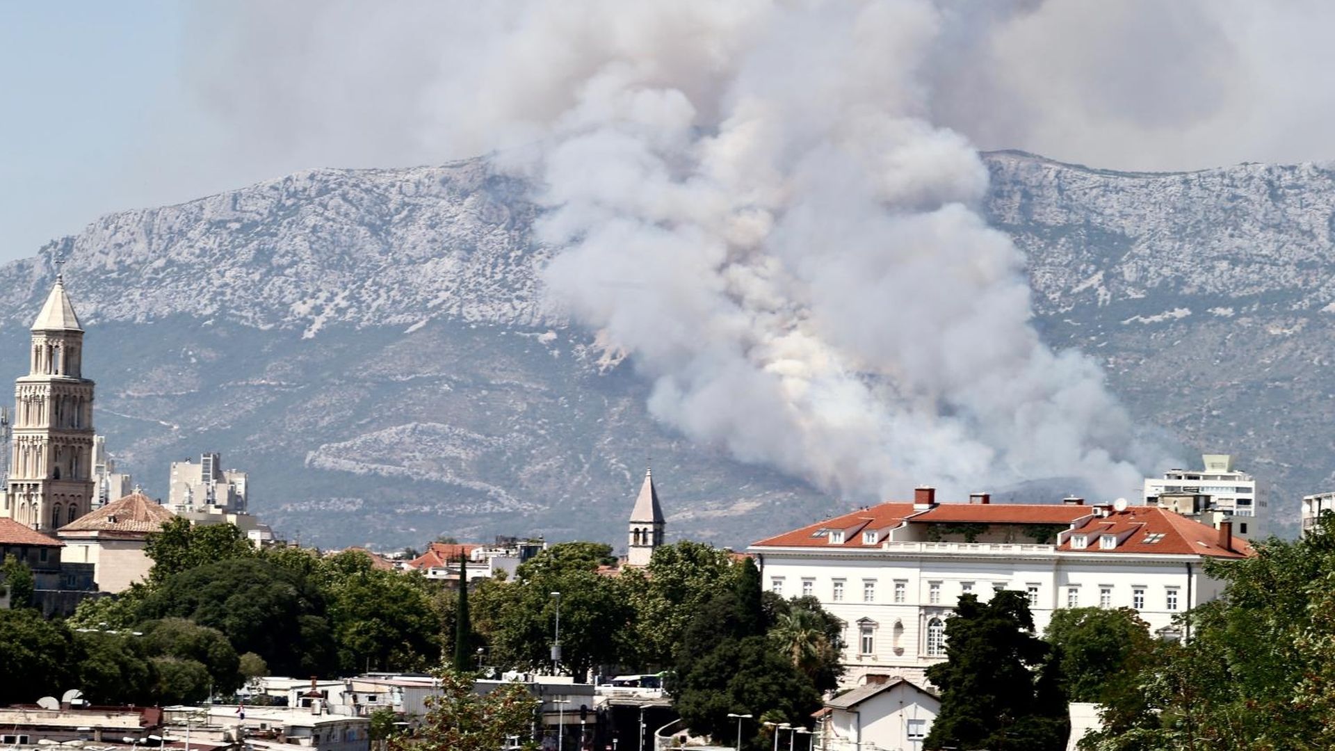 03.08.2020.,Split - Oko 13:30 izbio je poZar na Kozjaku iznad KaStel SuCurca. Vatra je izbila na lokalitetu DragoCevo iznad StrabeZnika. gore borova Suma i makija, a dignute su i zracne snage
Photo: Ivo Cagalj/PIXSELL