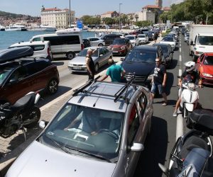 03.08.2020., Split - Blokada prometa u gradskoj luci prosle je godine bila svakodnevnica. Danas je nastala djelomicno zbog pozara na rivi. Photo: Ivo Cagalj/PIXSELL