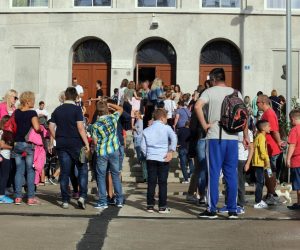 Rijeka: Započela nova školska gorina 03.09.2018., Rijeka - Prvi dan nove skolske godine roditelji su doveli djecu u osnovnu skolu Nikola Tesla.
Photo: Goran Kovacic/PIXSELL