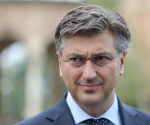 04.08.2020., Zagreb - Predsjednik Vlade Andrej Plenkovic, povodom Dana pobjede i domovinske zahvalnosti i Dana hrvatskih branitelja polozio je vijence i zapalio svijece kod spomenika Glas hrvatske zrtve Zid boli, Sredisnjega kriza u Aleji poginulih hrvatskih branitelja iz Domovinskoga rata i  na grobu prvoga hrvatskog predsjednika dr. Franje Tudjmana. Photo: Robert Anic/PIXSELL