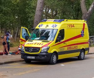 04.08.2020.., Pula - 
Prometna nesreca s ozljedjenom osobom na Valkanama. Njemackom  drzavljanu pozlilo tjekom voznje te je skrenuo i zabio se u rasvjetni stup i ogradu od kupalista Valkane. Hitna pomoc ozivljavala je vozaca te je prebacen vozilom hitne pomoci u bolnicu. 
Photo: Srecko Niketic/PIXSELL