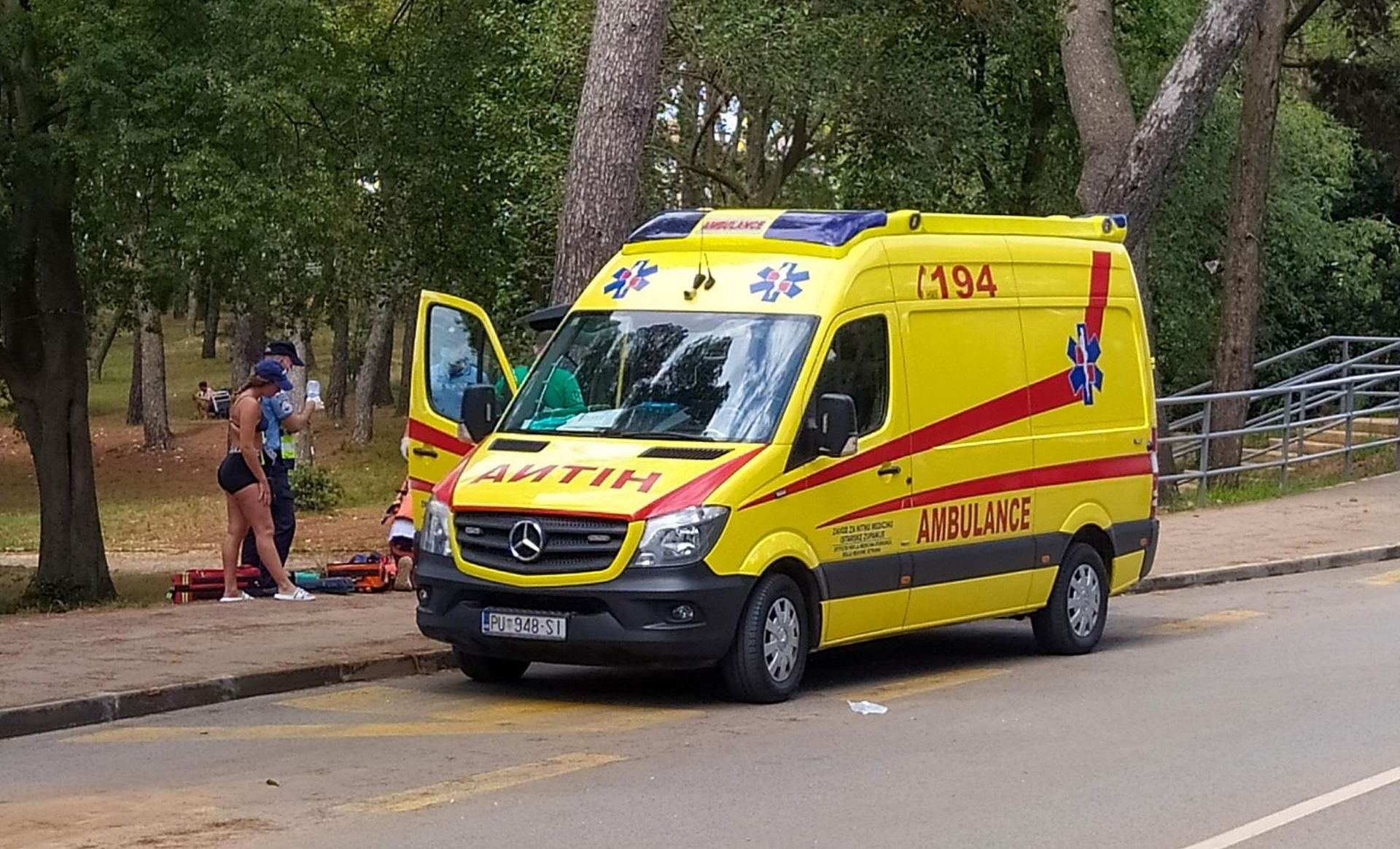 04.08.2020.., Pula - 
Prometna nesreca s ozljedjenom osobom na Valkanama. Njemackom  drzavljanu pozlilo tjekom voznje te je skrenuo i zabio se u rasvjetni stup i ogradu od kupalista Valkane. Hitna pomoc ozivljavala je vozaca te je prebacen vozilom hitne pomoci u bolnicu. 
Photo: Srecko Niketic/PIXSELL