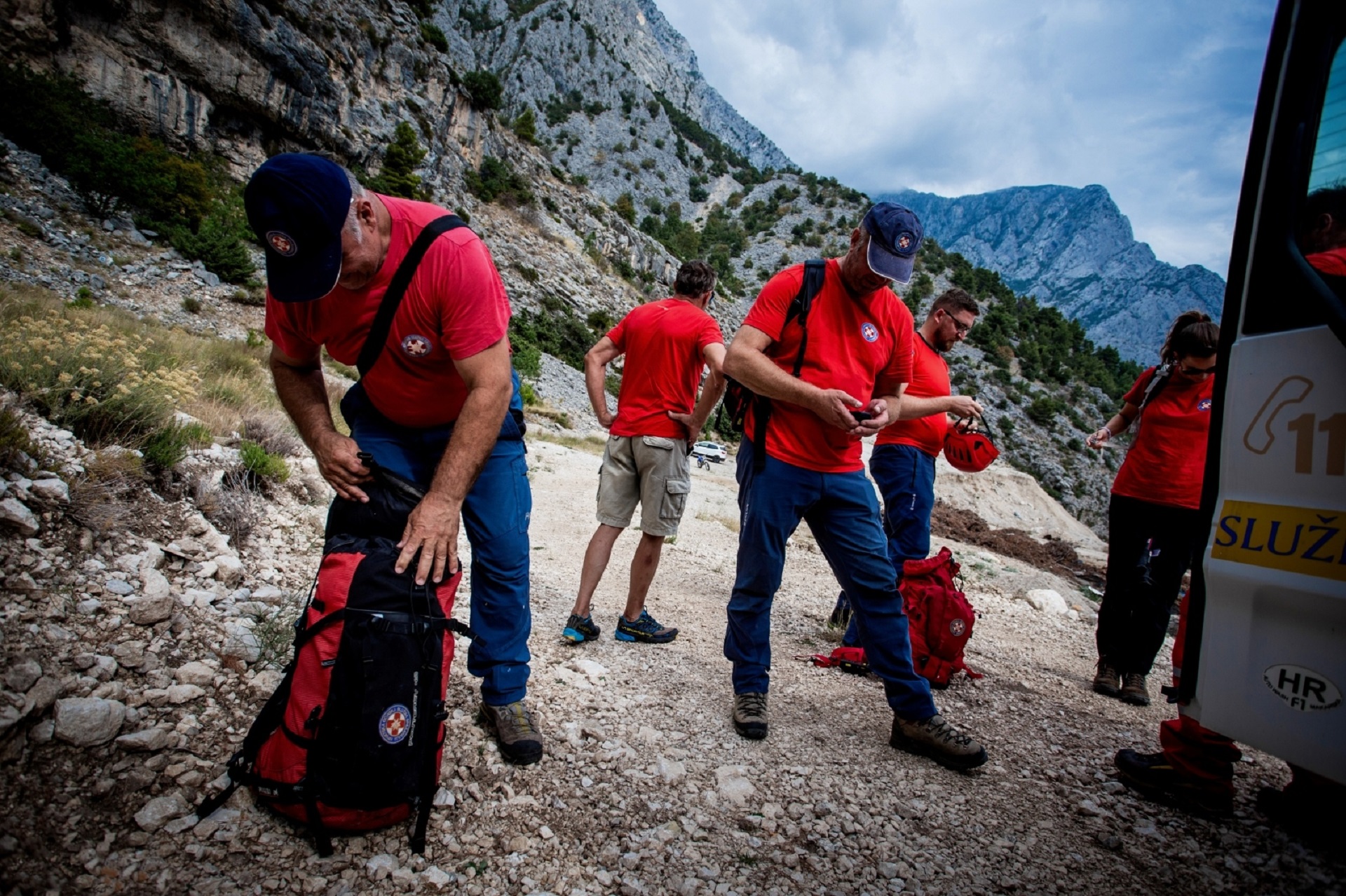 04.08.2020., Makarska - Preko dvjesto clanova HGSS-a vec peti dan traga za Poljakom koji je nestao na Biokovu na najnepristupacnijem podrucju te planine, s liticama visine i do 500 metara.
Angazirano je i sest bespilotnih letjelica, tri potrazna tima s psima, kao i helikopter HRZ-a, te brojna lovacka i planinarska drustva koja su se dobrovoljno javila i ponudila pomoc.
Photo: Milan Sabic/PIXSELL
