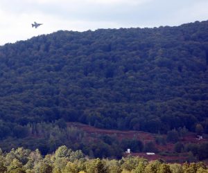 04.10.2019., Slunj - Na vojnom poligonu „Eugen Kvaternik“ na Slunju odrzan je prikaz funkcioniranja kontrolno - nadzornog tornja, donacije Vlade Sjedinjenih Americkih Drzava Hrvatskoj vojsci. Rijec je o kontrolno - nadzornom tornju (Range Control Tower) kojeg je izgradilo Zapovjednistvo Americkih zrakoplovnih snaga u Europi, a cijim ce se stavljanjem u funkciju osigurati sigurno i uspjesno vodenje i nadzor obuke i vjezbi s bojnim gadanjem na zrakoplovnom strelistu vojnog poligona „Eugen Kvaternik“ na Slunju. U sklopu prezentacije RC tornja, odrzan metodski prikaz JTAC sposobnosti uz sudjelovanje tri americka zrakoplova F16 iz zrakoplovne baze Aviano u Italiji i dva helikoptera Kiowa Warrior Hrvatskog ratnog zrakoplovstva. Vjezbi su nazocili ministar obrane RH Damir Krsticevic, nacelnik glavnog stozera OS RH general Mirko Sundov i veleposlanik SAD-a u RH Robert kohorst. 
Photo: Kristina Stedul Fabac/PIXSELL