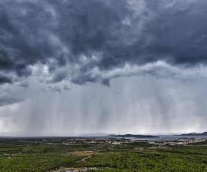 05.08.2020. - Pljuskovi nad otocima srednje Dalmacije. Photo: Bruno Fantulin/PIXSELL