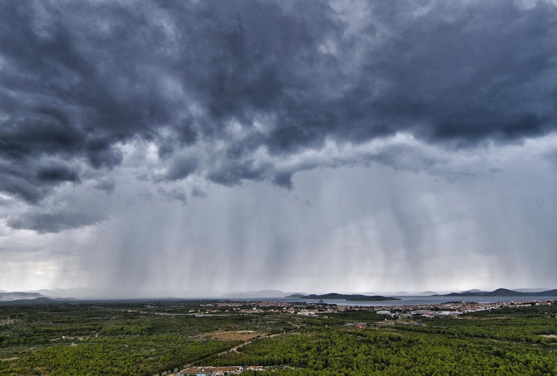 05.08.2020. - Pljuskovi nad otocima srednje Dalmacije. Photo: Bruno Fantulin/PIXSELL