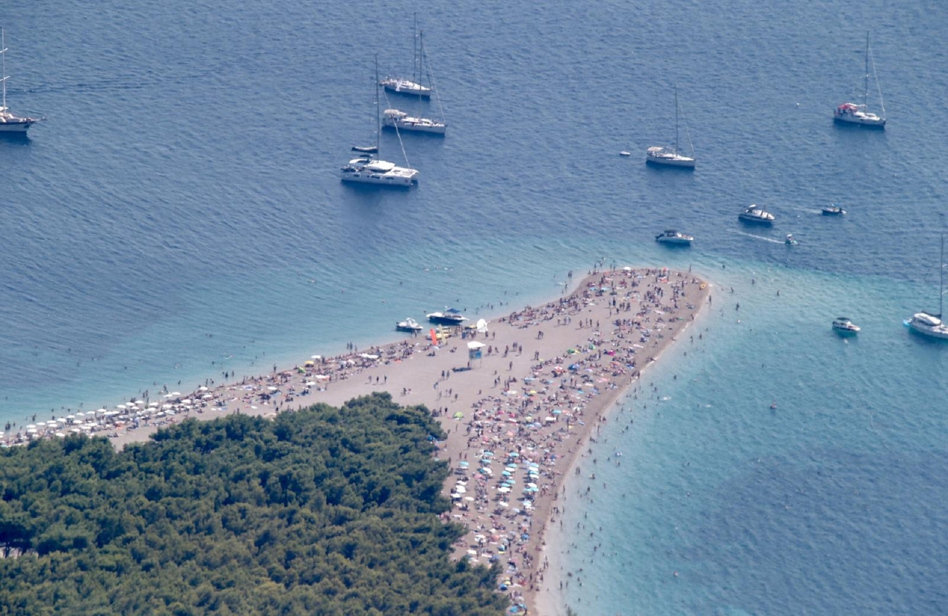 05.09.2019., Vidova Gora - Pogled s najvise tocke otoka Braca na plazu Zlatni rat. Photo: Ivo Cagalj/PIXSELL