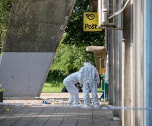 06.06.2019., Zagreb, Siget 18- Rano jutros, nesto prije pet sati, razbojnici su raznijeli bankomat u zgradi "Superandrija" u zagrebackom naselju Siget. Ucinili su to vjerojatno uz pomoc plina koji je izazvao eksploziju od koje su popucala stakla na poslovnici Hrvatske poste uz koju je bankomat smjesten, potvrdila je policija.
Photo: Igor Kralj/PIXSELL