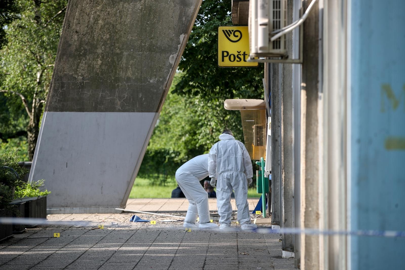 06.06.2019., Zagreb, Siget 18- Rano jutros, nesto prije pet sati, razbojnici su raznijeli bankomat u zgradi "Superandrija" u zagrebackom naselju Siget. Ucinili su to vjerojatno uz pomoc plina koji je izazvao eksploziju od koje su popucala stakla na poslovnici Hrvatske poste uz koju je bankomat smjesten, potvrdila je policija.
Photo: Igor Kralj/PIXSELL