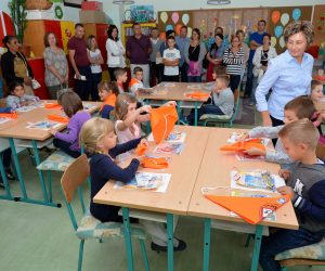 07.09.2015., Bjelovar - Polaznici prvog razreda I. osnovne skole prvi su put u pratnji roditelja zakoracili u skolu i ucionicu te s veseljem sjeli u skolske klupe.   
Photo: Damir Spehar/PIXSELL