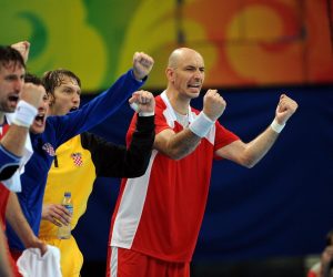 24.08.2008. Peking, Beijing - U utakmici za trece mjesto Hrvatska rukometna reprezentacija izgubila je od Spanjolske (29-35) i tako ostala bez medalje na Olimpijskim igrama. Kratko slavlje Davora Dominikovica.
Photo Goran Stanzl/Vecernji list