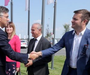 Zagreb: Premijer Plenković povodom Dana općine Rugvica sudjelovao na svečanoj sjednici Općinskog vijeća 08.09.2018., Zagreb, Designer Outlet Croatia - U povodu Dana Opcine Rugvica, predsjednik Vlade Andrej Plenkovic sudjelovao je na svecanoj sjednici Opcinskoga vijeca Opcine Rugvica.  Andrej Plenkovic, Tomislav Coric.
Photo: Igor Kralj/PIXSELL