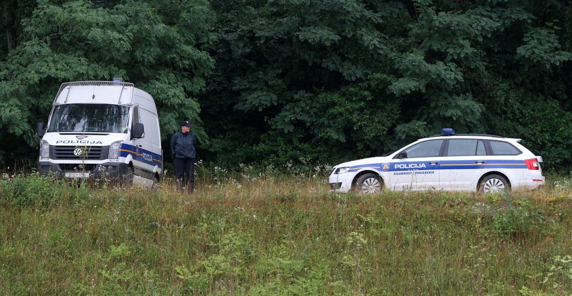 09.07.2015., Prelog - Sa dna derivacijskog kanala kod akumulacijskog jezera HE Cakovec izvuceno je osobno vozilo Opel Astra za koji se sumnja da je vozila Ivana Fogadic, majka koja je zajedno sa sinom Patrikom nestala u nedjelju.
Photo: Vjeran Zganec-Rogulja/PIXSELL