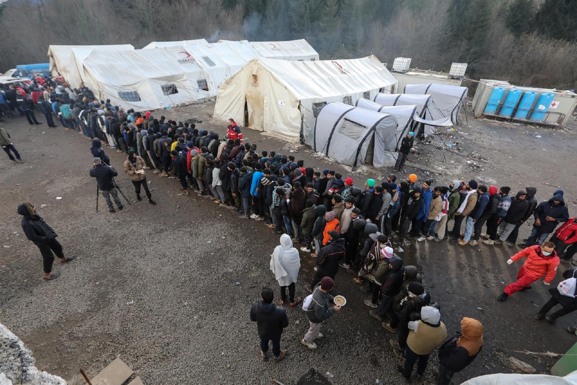 09.12.2019., Bihac - Izbjeglicki kamp na Vucjaku, migranti cekaju odluku Kantonalnih vlasti o preseljenju na novu lokaciju. Photo: Robert Anic/PIXSELL