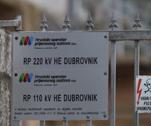 Dubrovnik: Nekoliko osoba prevezeneo u bolnicu zbog požara u HR Plat 10.01.2019., Dubrovnik - Policija i vatrogasci na priloznoj prometnici HE Plat gdje je jutros doslo do pozara. nekoliko osoba je prevezeno u bolnicu. Photo: Ivo Cagalj/PIXSELL