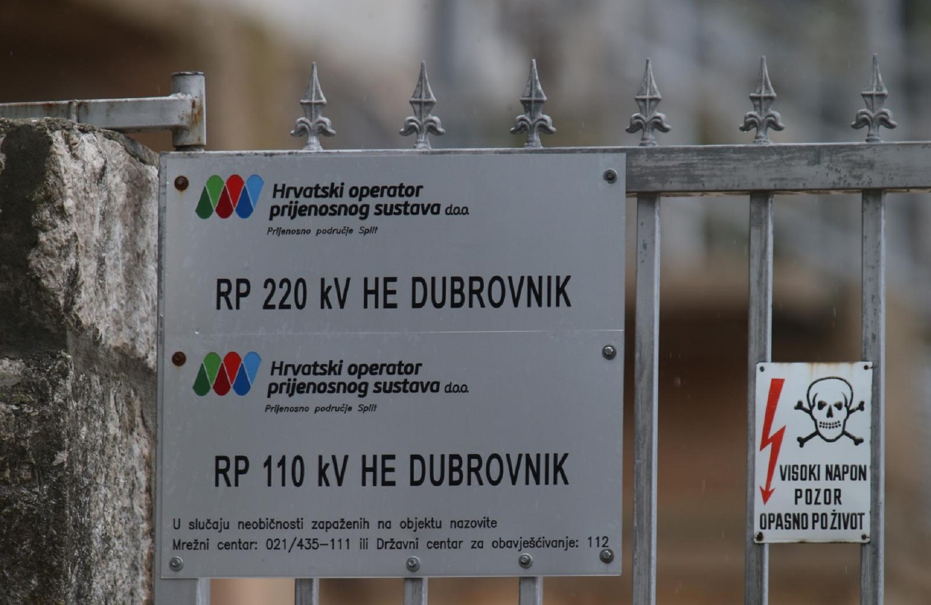 Dubrovnik: Nekoliko osoba prevezeneo u bolnicu zbog požara u HR Plat 10.01.2019., Dubrovnik - Policija i vatrogasci na priloznoj prometnici HE Plat gdje je jutros doslo do pozara. nekoliko osoba je prevezeno u bolnicu. Photo: Ivo Cagalj/PIXSELL