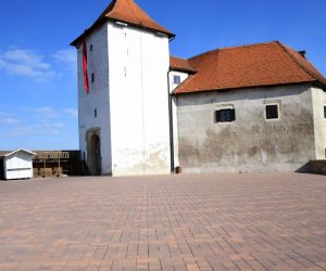 01.04.2020., Djurdjevac - U ovo doba godine u Djurdjevcu rano proljece mami ljude van, a omiljeno okupljaliste je Stari Grad. No, uslijed koronavirusa gradjani su skriveni u svojim domovima.   
Photo:Damir Spehar/PIXSELL